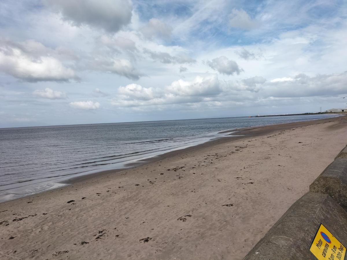 Apartamento Maze Beach Getaway Ayr Exterior foto