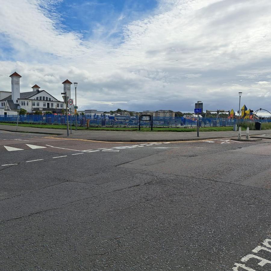 Apartamento Maze Beach Getaway Ayr Exterior foto